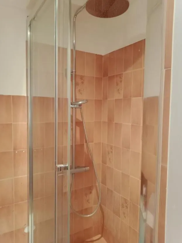 Cadre De Reve Mais Vous Faites Le Menage- Very Good Prices But You Have To Clea-N Th-E Flat Cannes France